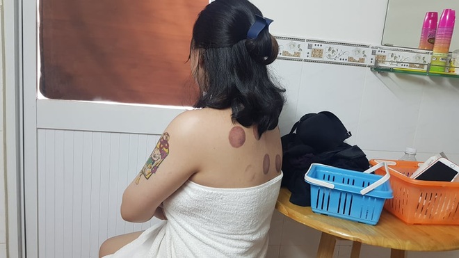 Bắt quả tang 2 nữ tiếp viên tắm tiên, kích dục cho khách ở tiệm massage tại Sài Gòn - Ảnh 2.