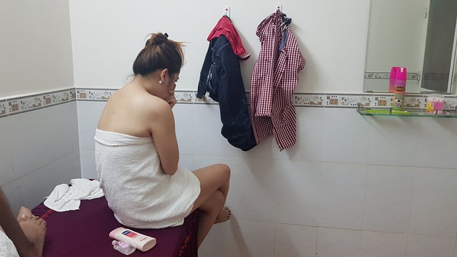 Bắt quả tang 2 nữ tiếp viên tắm tiên, kích dục cho khách ở tiệm massage tại Sài Gòn - Ảnh 1.