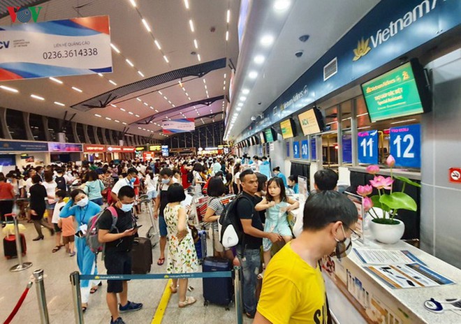 Gần 200 kh&aacute;ch du lịch kẹt lại ở Đ&agrave; Nẵng - Ảnh 1.