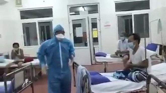 Xúc động clip một bác sĩ Bệnh viện C hát cùng bệnh nhân trong khu cách ly - Ảnh 2.