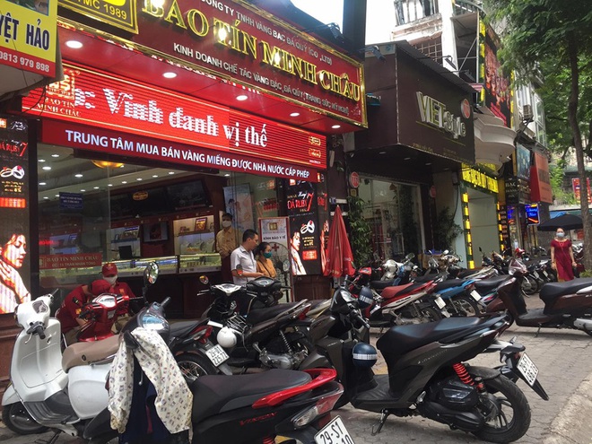 V&agrave;ng rời đỉnh 58 triệu đồng/lượng, c&oacute; thể gặp rủi ro nếu &ocirc;m v&agrave;ng - Ảnh 1.