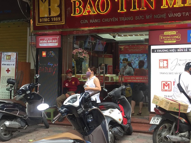 Vàng rời đỉnh 58 triệu đồng/lượng, có thể gặp rủi ro nếu ôm vàng - Ảnh 2.