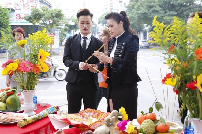 &Uacute;p mở chuyện t&igrave;nh cảm nhưng cứ s&oacute;ng đ&ocirc;i l&agrave; diện đồ đồng điệu, liệu c&oacute; phải Nhật Kim Anh v&agrave; TiTi thể hiện ẩn t&igrave;nh qua trang phục? - Ảnh 1.