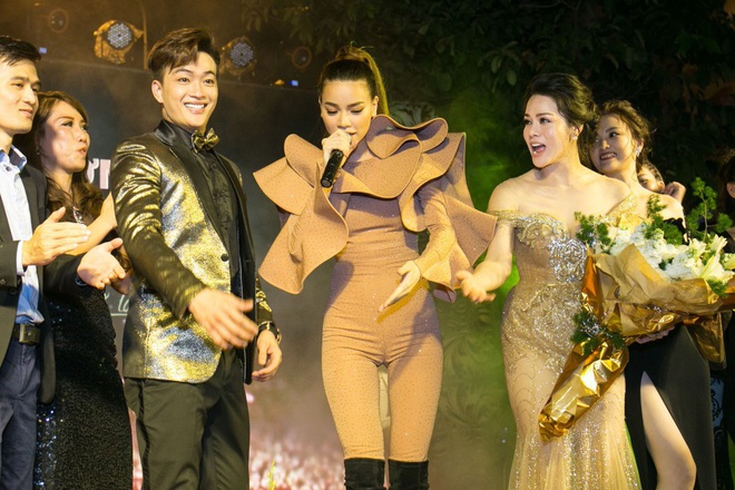 &Uacute;p mở chuyện t&igrave;nh cảm nhưng cứ s&oacute;ng đ&ocirc;i l&agrave; diện đồ đồng điệu, liệu c&oacute; phải Nhật Kim Anh v&agrave; TiTi thể hiện ẩn t&igrave;nh qua trang phục? - Ảnh 9.