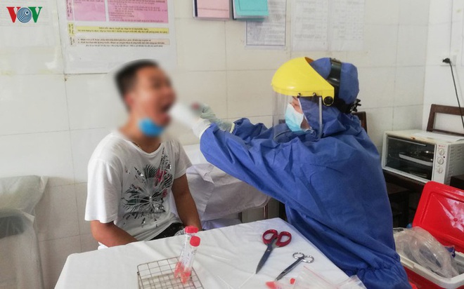 Hơn 800 người về L&agrave;o Cai từ v&ugrave;ng dịch phải lấy mẫu x&eacute;t nghiệm - Ảnh 1.