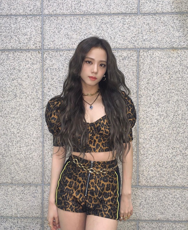 Nữ thần Jisoo kh&ocirc;ng ho&agrave;n hảo, c&ocirc; thường nhờ cậy đến v&ograve;ng cổ choker để khắc phục nhược điểm muốn giấu - Ảnh 13.