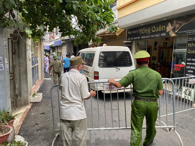 H&agrave; Nội phong tỏa khu d&acirc;n cư v&igrave; c&oacute; trường hợp nghi nhiễm COVID-19 - Ảnh 3.