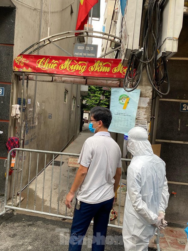 H&agrave; Nội phong tỏa khu d&acirc;n cư v&igrave; c&oacute; trường hợp nghi nhiễm COVID-19 - Ảnh 4.