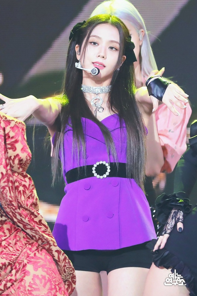 Nữ thần Jisoo kh&ocirc;ng ho&agrave;n hảo, c&ocirc; thường nhờ cậy đến v&ograve;ng cổ choker để khắc phục nhược điểm muốn giấu - Ảnh 5.