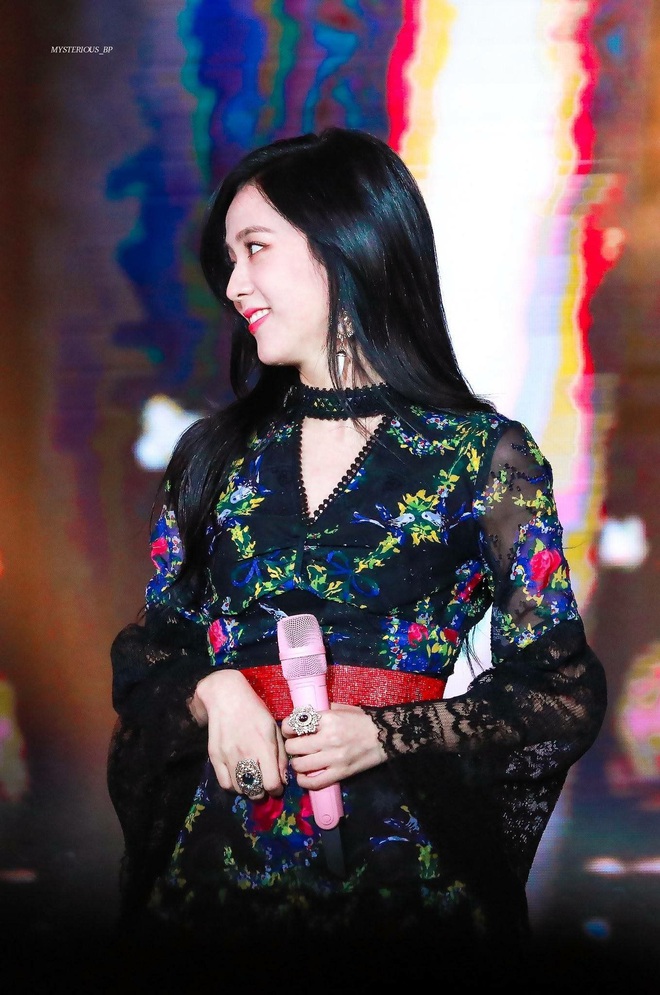 Nữ thần Jisoo kh&ocirc;ng ho&agrave;n hảo, c&ocirc; thường nhờ cậy đến v&ograve;ng cổ choker để khắc phục nhược điểm muốn giấu - Ảnh 6.