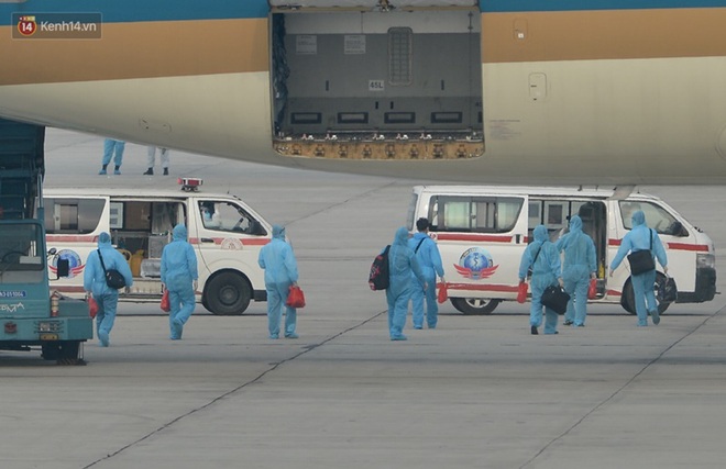Chuyến bay đón 219 công dân Việt Nam từ Guinea Xích đạo đã về nước, điều động 250 y bác sĩ chăm sóc các bệnh nhân - Ảnh 6.
