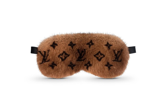 C&oacute; tiền mua miếng bịt mắt 26 triệu VNĐ n&agrave;y của Louis Vuitton th&igrave; ngủ ngon, mơ đẹp phải biết! - Ảnh 1.