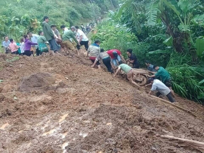 Lai Châu: Kịp thời cứu người phụ nữ đi đường bị đất sạt lở vùi lấp - Ảnh 1.