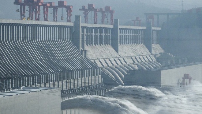 Trung Quốc vào mùa lũ chính, đập Tam Hiệp mở 3 cửa xả - Ảnh 1.