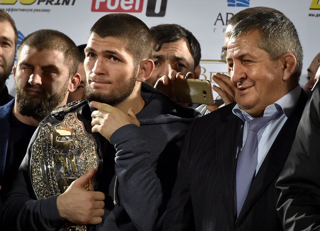 Cha của nhà vô địch thế giới Khabib Nurmagomedov qua đời ở tuổi 58 sau khi nhiễm Covid-19 - Ảnh 2.