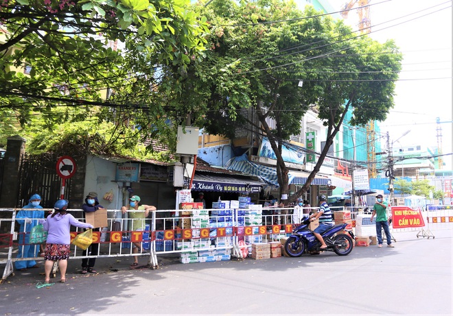 Người dân Đà Nẵng cùng mang nhu yếu phẩm tiếp tế cho bệnh nhân, bác sĩ, công an trong khu cách ly: Các bạn cần gì cứ nói! - Ảnh 3. Người dân Đà Nẵng cùng mang nhu yếu phẩm tiếp tế cho bệnh nhân, bác sĩ, công an trong khu cách ly: Các bạn cần gì cứ nói! - Ảnh 3.