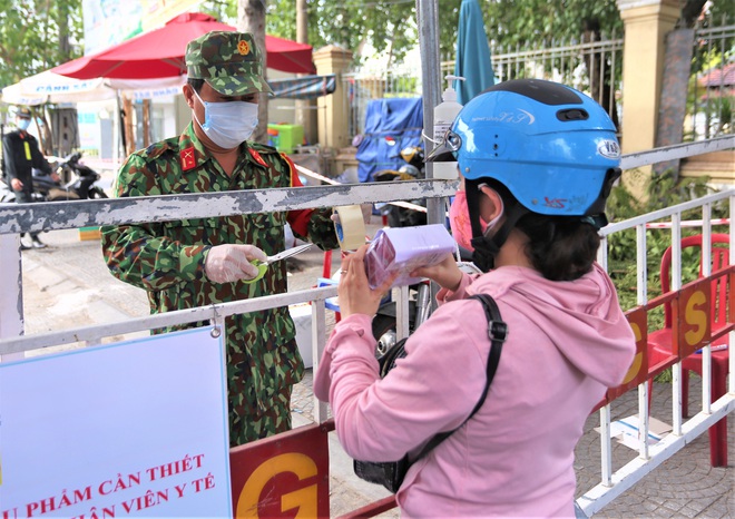 Người dân Đà Nẵng cùng mang nhu yếu phẩm tiếp tế cho bệnh nhân, bác sĩ, công an trong khu cách ly: Các bạn cần gì cứ nói! - Ảnh 13. Người dân Đà Nẵng cùng mang nhu yếu phẩm tiếp tế cho bệnh nhân, bác sĩ, công an trong khu cách ly: Các bạn cần gì cứ nói! - Ảnh 13.