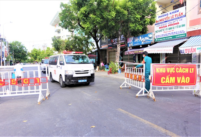 Người dân Đà Nẵng cùng mang nhu yếu phẩm tiếp tế cho bệnh nhân, bác sĩ, công an trong khu cách ly: Các bạn cần gì cứ nói! - Ảnh 1. Người dân Đà Nẵng cùng mang nhu yếu phẩm tiếp tế cho bệnh nhân, bác sĩ, công an trong khu cách ly: Các bạn cần gì cứ nói! - Ảnh 1.