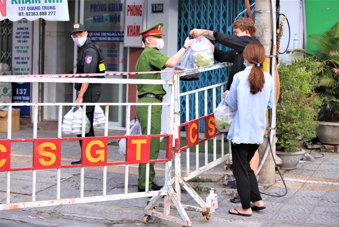 Người dân Đà Nẵng cùng mang nhu yếu phẩm tiếp tế cho bệnh nhân, bác sĩ, công an trong khu cách ly: Các bạn cần gì cứ nói! - Ảnh 17. Người dân Đà Nẵng cùng mang nhu yếu phẩm tiếp tế cho bệnh nhân, bác sĩ, công an trong khu cách ly: Các bạn cần gì cứ nói! - Ảnh 17.