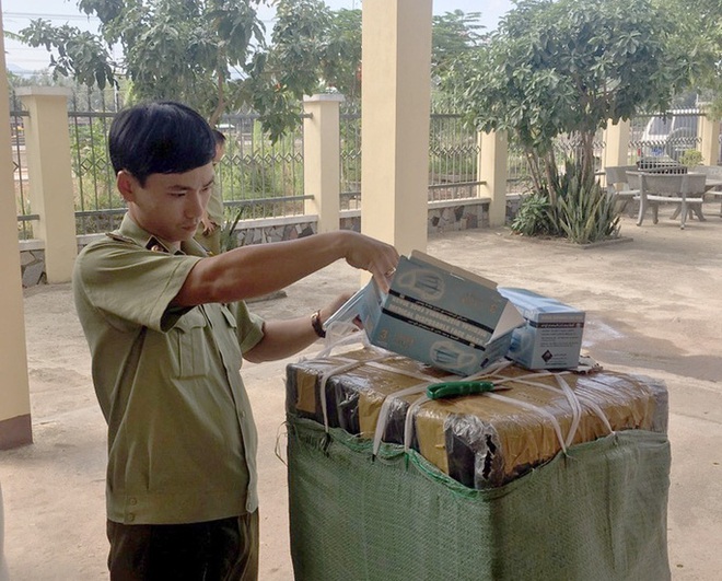 Bất ngờ kiểm tra hành chính, lòi hơn 70.000 khẩu trang y tế không chứng từ - Ảnh 1.