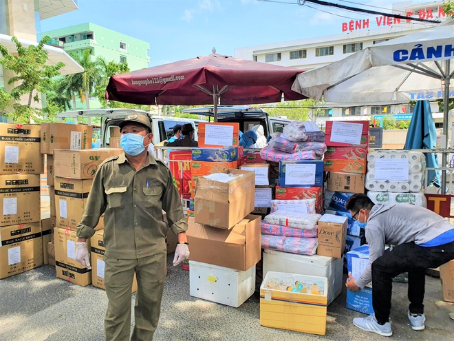 Người dân Đà Nẵng cùng mang nhu yếu phẩm tiếp tế cho bệnh nhân, bác sĩ, công an trong khu cách ly: Các bạn cần gì cứ nói! - Ảnh 7. Người dân Đà Nẵng cùng mang nhu yếu phẩm tiếp tế cho bệnh nhân, bác sĩ, công an trong khu cách ly: Các bạn cần gì cứ nói! - Ảnh 7.