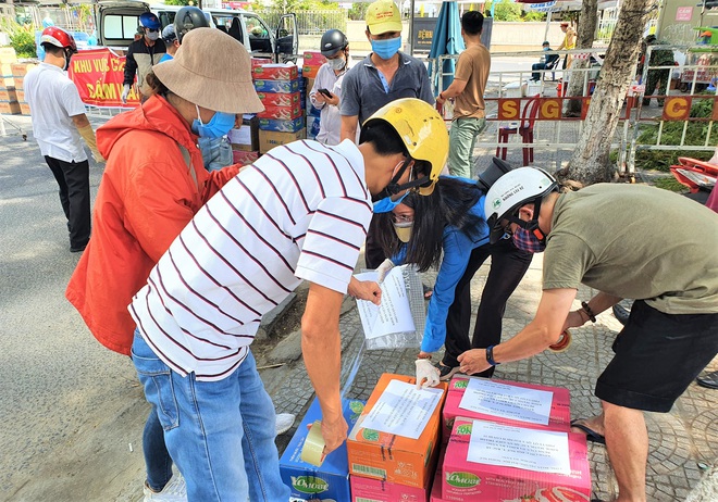 Người dân Đà Nẵng cùng mang nhu yếu phẩm tiếp tế cho bệnh nhân, bác sĩ, công an trong khu cách ly: Các bạn cần gì cứ nói! - Ảnh 9.