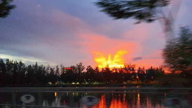 Dân mạng rần rần chia sẻ bầu trời hoàng hôn ở Sài Gòn có hình ảnh tuyệt đẹp giống như phượng hoàng - Ảnh 3.