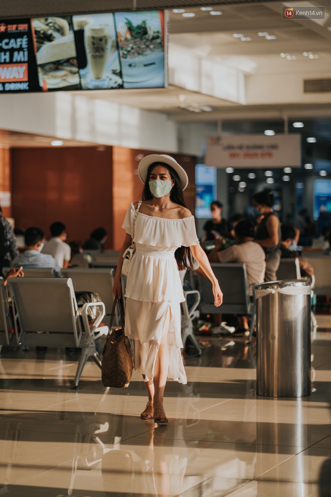 Sân bay Nội Bài những ngày chiến đấu với dịch: Hành khách đều đeo khẩu trang và chủ động giãn cách, khai báo y tế cẩn thận - Ảnh 7.