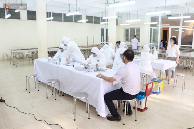 Quận Ba Đình, Hà Nội tiếp tục test nhanh Covid-19 cho người dân đi từ Đà Nẵng về - Ảnh 5.