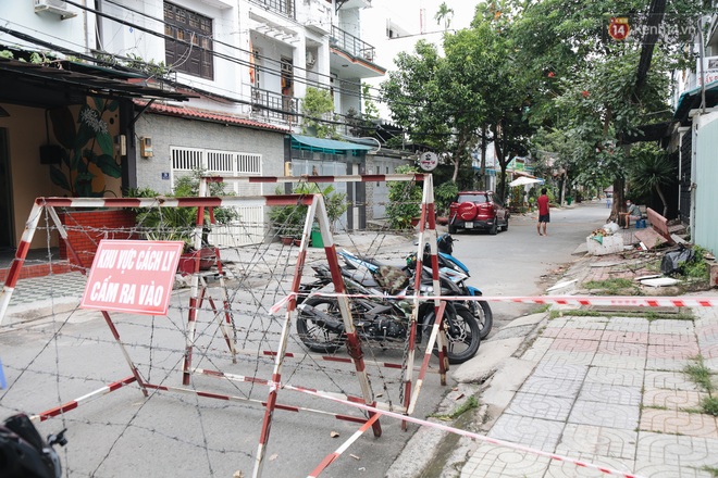 Cuộc sống của 40 hộ dân ở Sài Gòn trong ngày đầu cách ly: Bình tĩnh đón nhận, ngồi trước nhà nhưng vẫn đeo khẩu trang - Ảnh 3.