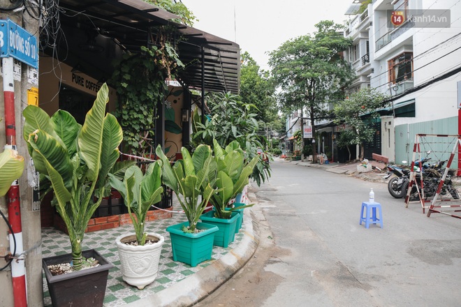 Cuộc sống của 40 hộ dân ở Sài Gòn trong ngày đầu cách ly: Bình tĩnh đón nhận, ngồi trước nhà nhưng vẫn đeo khẩu trang - Ảnh 2.