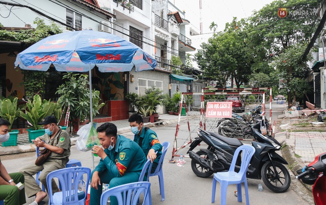 Cuộc sống của 40 hộ dân ở Sài Gòn trong ngày đầu cách ly: Bình tĩnh đón nhận, ngồi trước nhà nhưng vẫn đeo khẩu trang - Ảnh 1.