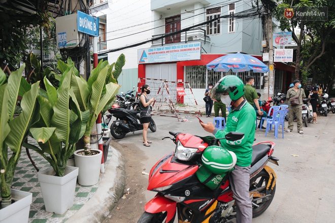 Cuộc sống của 40 hộ dân ở Sài Gòn trong ngày đầu cách ly: Bình tĩnh đón nhận, ngồi trước nhà nhưng vẫn đeo khẩu trang - Ảnh 8.