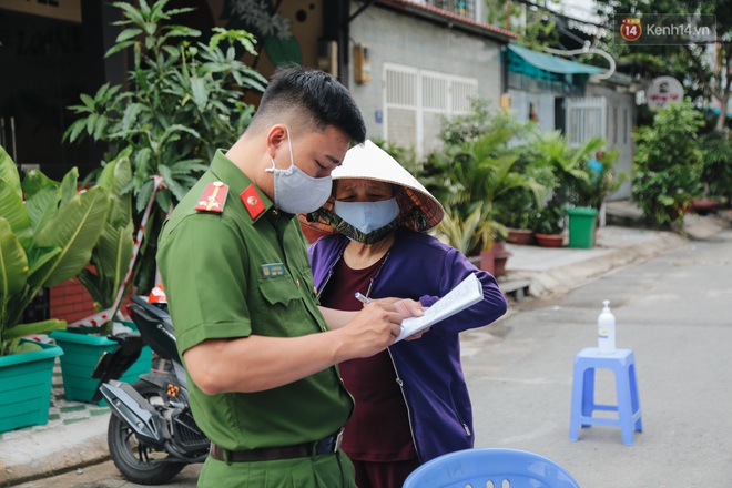 Cuộc sống của 40 hộ dân ở Sài Gòn trong ngày đầu cách ly: Bình tĩnh đón nhận, ngồi trước nhà nhưng vẫn đeo khẩu trang - Ảnh 7.