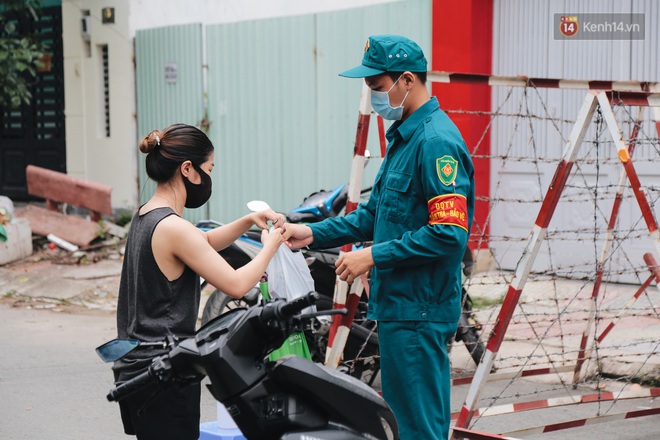 Cuộc sống của 40 hộ dân ở Sài Gòn trong ngày đầu cách ly: Bình tĩnh đón nhận, ngồi trước nhà nhưng vẫn đeo khẩu trang - Ảnh 9.