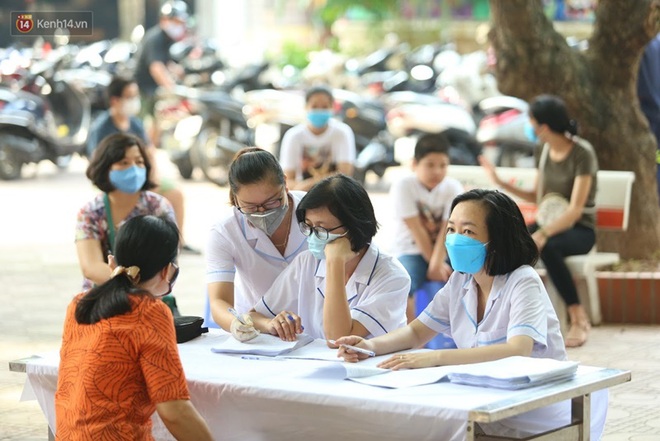 Quận Ba Đình, Hà Nội tiếp tục test nhanh Covid-19 cho người dân đi từ Đà Nẵng về - Ảnh 8.