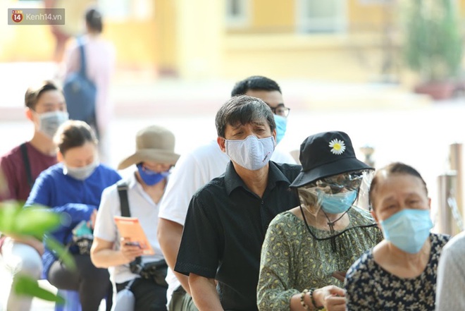 Quận Ba Đình, Hà Nội tiếp tục test nhanh Covid-19 cho người dân đi từ Đà Nẵng về - Ảnh 9.