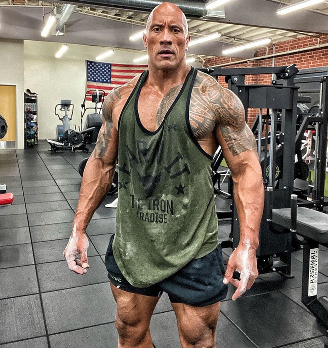 The Rock khoe cơ bắp cuồn cuộn trong phòng tập, nhiều fan choáng khi thấy cặp giò trông như đá của cựu đô vật nổi tiếng - Ảnh 2.