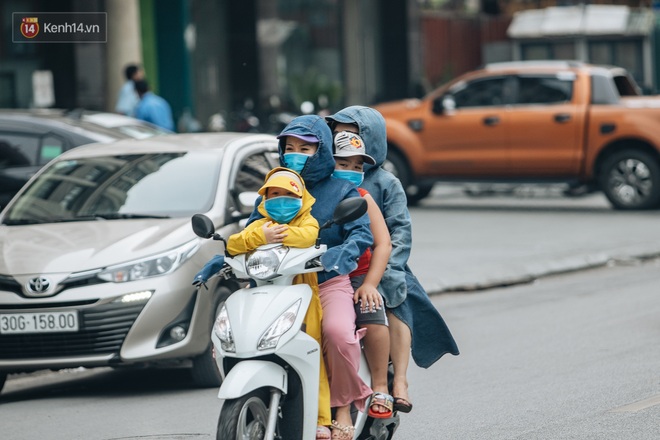 Ảnh: H&agrave; Nội k&iacute;ch hoạt ngay lập tức c&aacute;c biện ph&aacute;p ph&ograve;ng, chống Covid-19 trong t&igrave;nh h&igrave;nh mới - Ảnh 10.