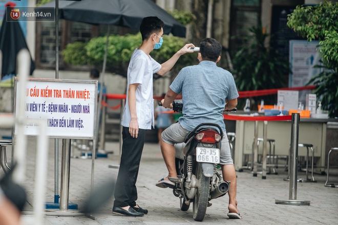 Ảnh: H&agrave; Nội k&iacute;ch hoạt ngay lập tức c&aacute;c biện ph&aacute;p ph&ograve;ng, chống Covid-19 trong t&igrave;nh h&igrave;nh mới - Ảnh 4.