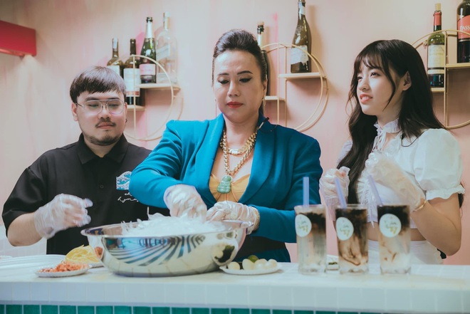 Khi Thanh Tâm bắp cần bơ và cô Minh Hiếu đứng chung 1 khung hình: Nhân đôi đột hot là đây! - Ảnh 3. Khi Thanh Tâm bắp cần bơ và cô Minh Hiếu đứng chung 1 khung hình: Nhân đôi đột hot là đây! - Ảnh 3.