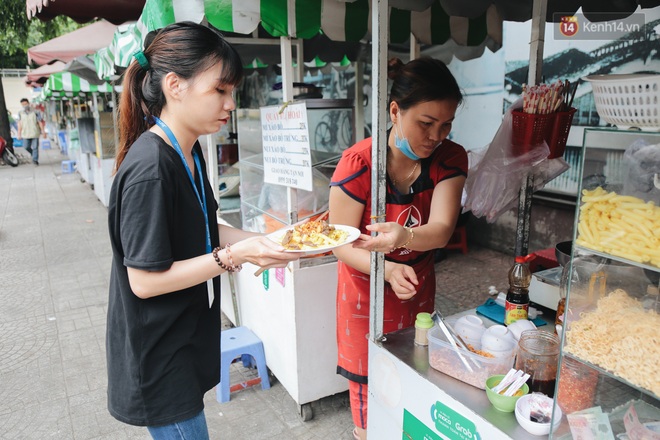 Phố hàng rong đầu tiên ở Sài Gòn hiện giờ ra sao sau gần 3 năm hoạt động? - Ảnh 10.