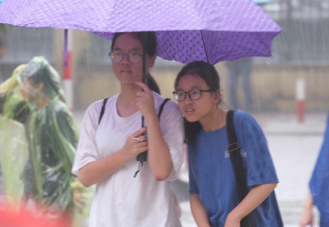 Gần 4.000 học sinh đội mưa đi thi vào lớp 10 THPT chuyên Ngoại ngữ, tắc đường kinh hoàng khiến phụ huynh mệt bơ phờ - Ảnh 1.