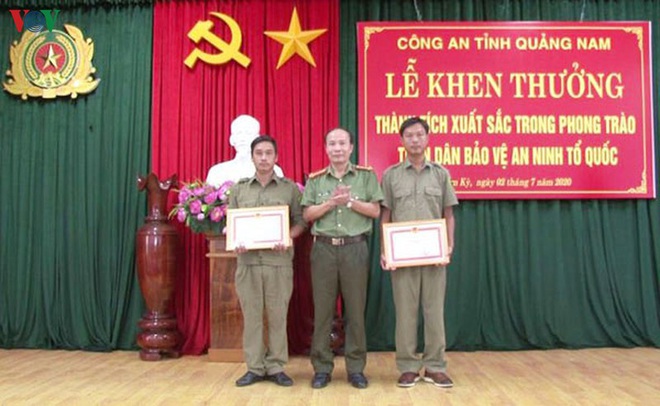 Tặng giấy khen cho người báo tin để bắt được phạm nhân Triệu Quân Sự - Ảnh 1.