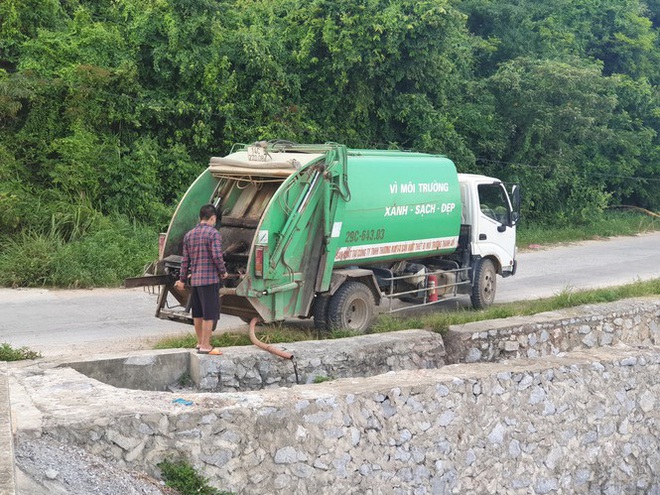 Xe dán tên công ty môi trường đổ trộm chất thải ở đảo ngọc Cô Tô - Ảnh 1.