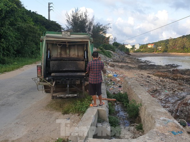 Xe dán tên công ty môi trường đổ trộm chất thải ở đảo ngọc Cô Tô - Ảnh 2.
