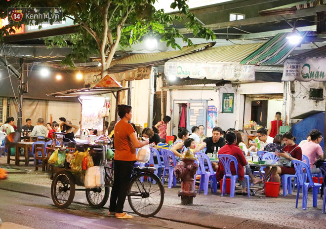 2 khu phố ẩm thực nổi tiếng ở Sài Gòn: Chỗ vắng vẻ đìu hiu, nơi tấp nập khách nhưng bán dưới 25 triệu một đêm vẫn lỗ - Ảnh 15.