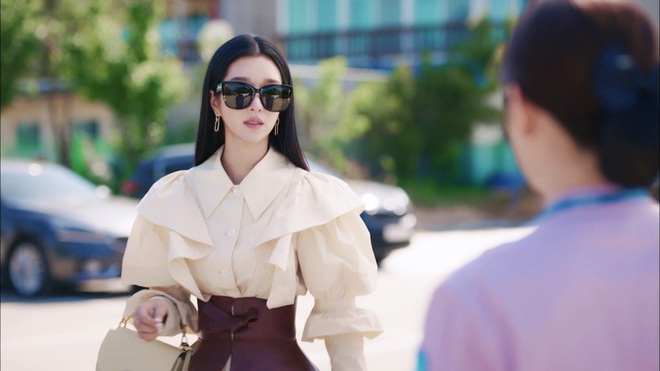 Style t&#243;c của Seo Ye Ji trong “Đi&#234;n Th&#236; C&#243; Sao”: Kiểu n&#224;o cũng sang, c&#243; buộc thấp đơn giản th&#236; vẫn xinh v&#224; sexy ph&#225;t hờn - Ảnh 2.