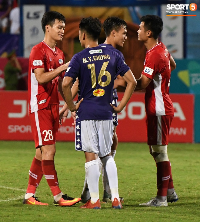 Nụ cười đầy ẩn ý của tuyển thủ U23 Việt Nam sau khi khiến Thành Chung hối hận vì sai lầm sơ đẳng, chán đến mức không muốn bắt tay đối thủ - Ảnh 5.