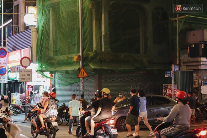 Kinh tế đêm ở phố Tây Sài Gòn đang cầu cứu: Nhân viên... năn nỉ khách Việt vào quán, cầm cự vượt qua khủng hoảng - Ảnh 4.
